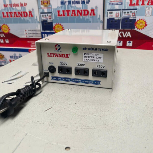 bien-ap-tu-ngau-2000va-doi-nguon-220v-ra-110v-2