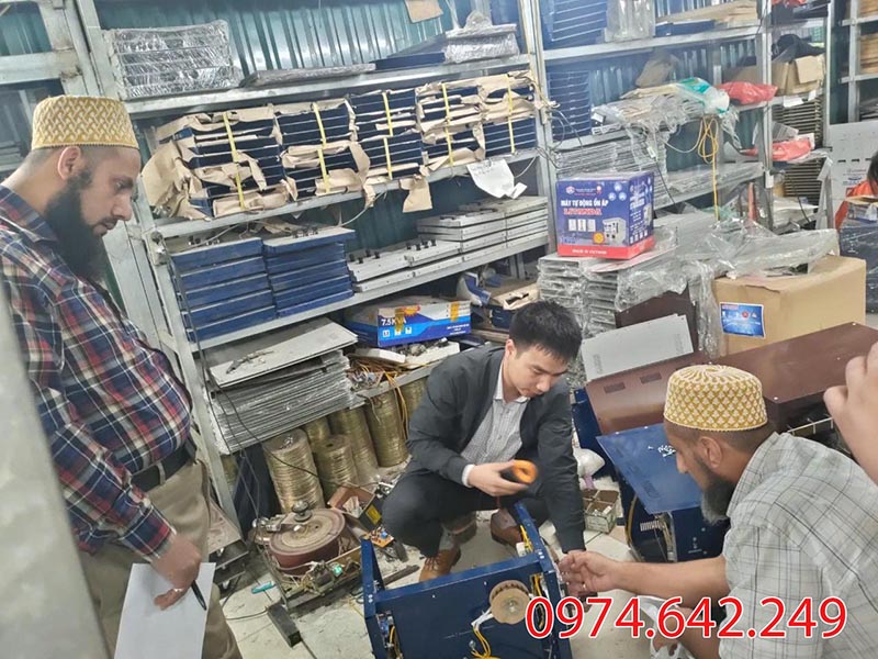 Kỹ thuật viên của caonguamagia.com làm việc cùng đối tác nước ngoài