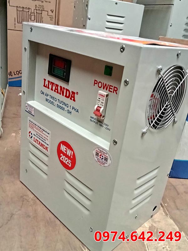 Ổn áp treo tường được thiết kế nhỏ gọn, tiện dụng