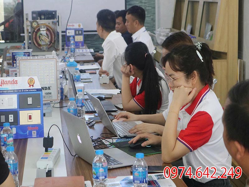Đội ngũ tư vấn chuyên nghiệp cùng kỹ thuật tay nghề cao