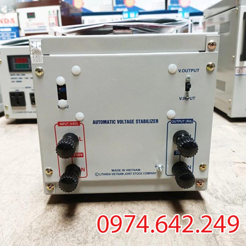 Đằng sau một chiếc ổn áp 2KVA