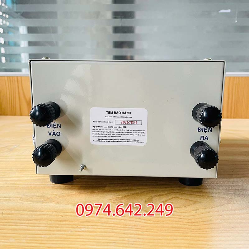 Đằng sau của bộ đổi nguồn 220v sang 110v Litanda