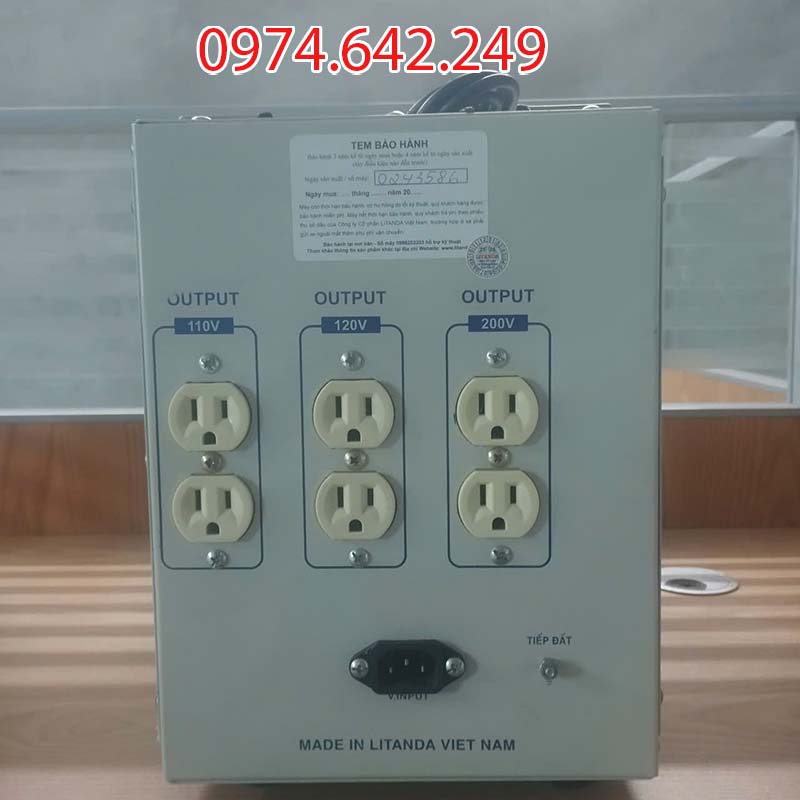Mặt đằng sau của biến áp cách ly 3kVA