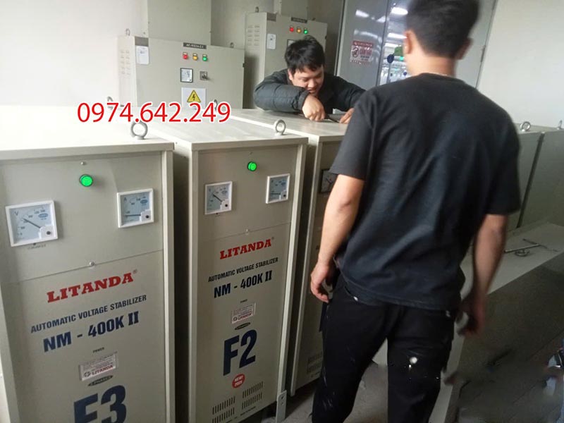 Các kỹ thuật viên của caonguamagia.com đang lắp đặt ổn áp cho khách hàng