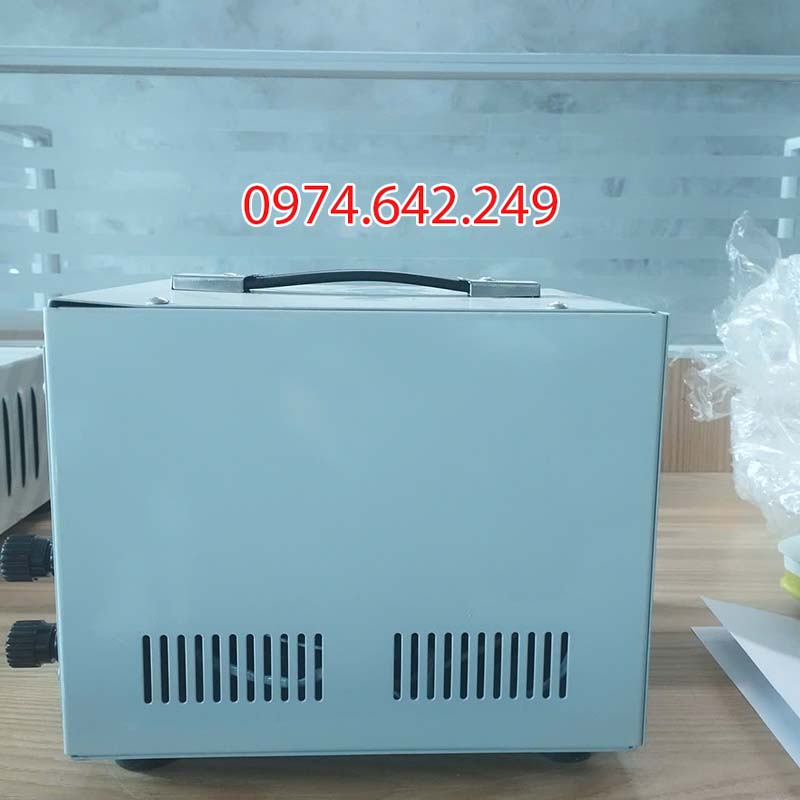 Mặt bên của biến áp cách ly 1kVA có lỗ thông khí giúp giảm nhiệt khi hoạt động