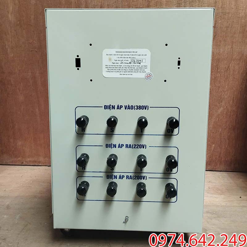 Mặt đằng sau của biến áp 10kVA