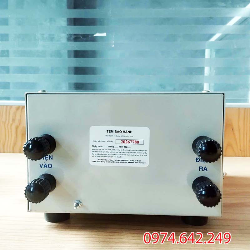 Đằng sau của bộ đổi nguồn 110V sang 220V Litanda
